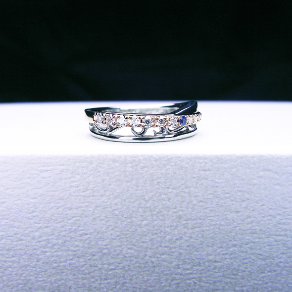 サムシングブルーを入れたコンビマリッジリング 女性用 全体図 Pt900 K18イエローゴールド ダイヤモンド サファイア 写真2