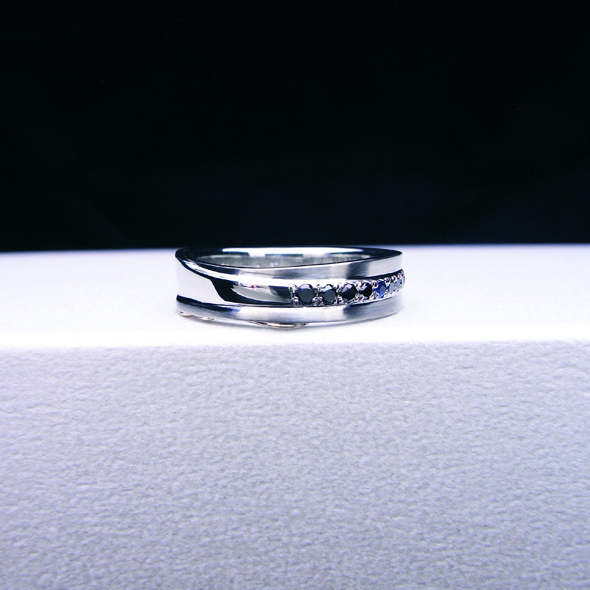 サムシングブルーを入れたコンビマリッジリング 男性用 全体図 Pt900 K18イエローゴールド ブラックダイヤモンド サファイア 写真3