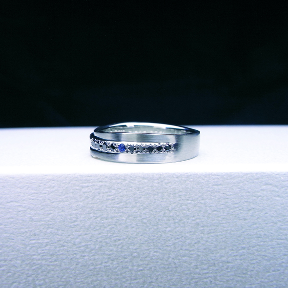 サムシングブルーを入れたコンビマリッジリング 男性用 側面図 Pt900 K18イエローゴールド ブラックダイヤモンド サファイア 写真4