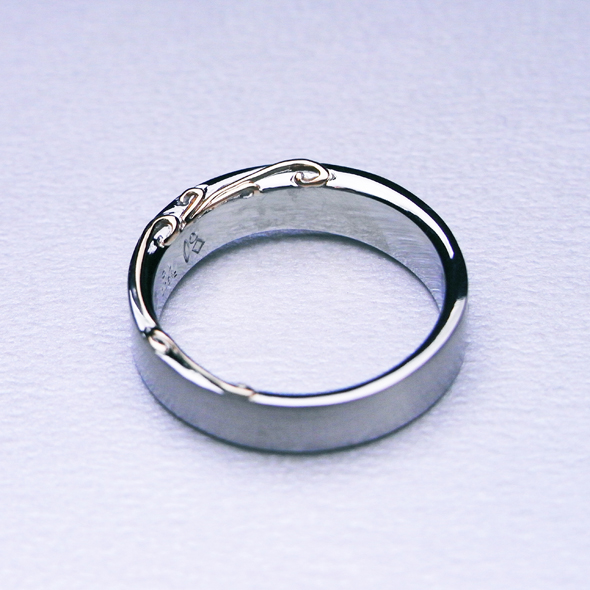 サムシングブルーを入れたコンビマリッジリング