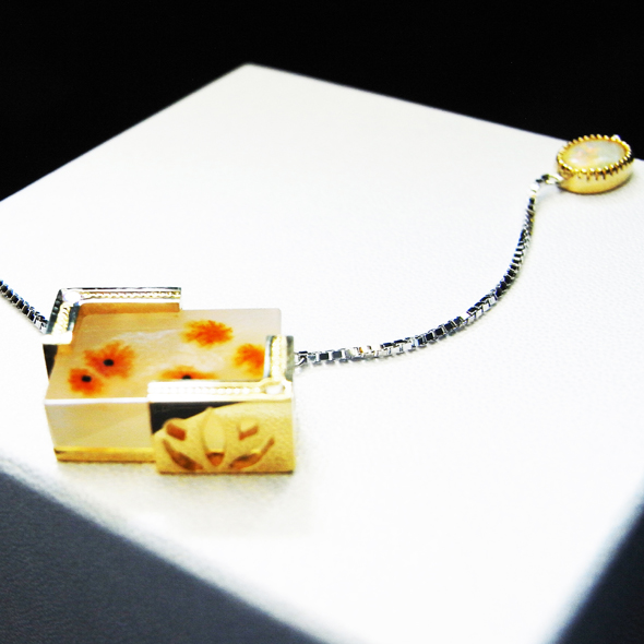 デンドライトメノウとオパールのコンビネックレス 斜めから見た図 K18イエローゴールド SV925 デンドライトメノウ オパール キュービックジルコニア 写真2