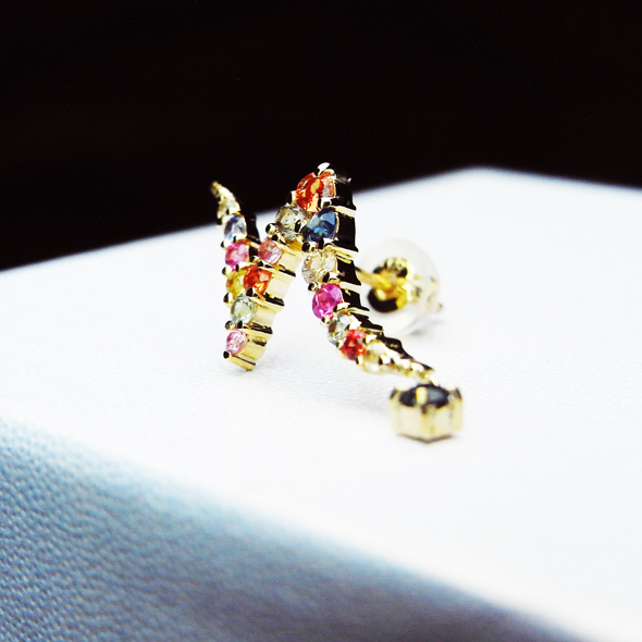 カラーサファイアのイニシャルデザインピアス