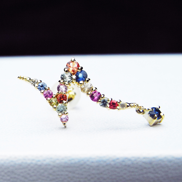 カラーサファイアのイニシャルデザインピアス 拡大図 K18イエローゴールド カラーサファイア 写真2