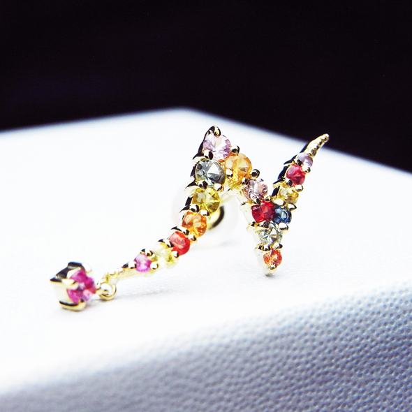 カラーサファイアのイニシャルデザインピアス 斜めから見た図 K18イエローゴールド カラーサファイア 写真3