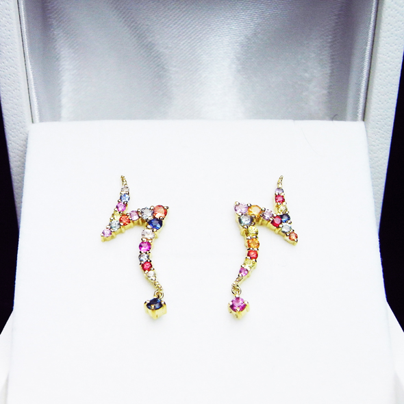 カラーサファイアのイニシャルデザインピアス