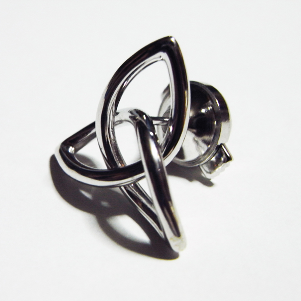 結び柏のピンブローチ