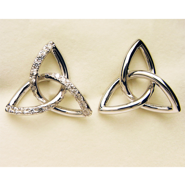 結び柏のピンブローチ