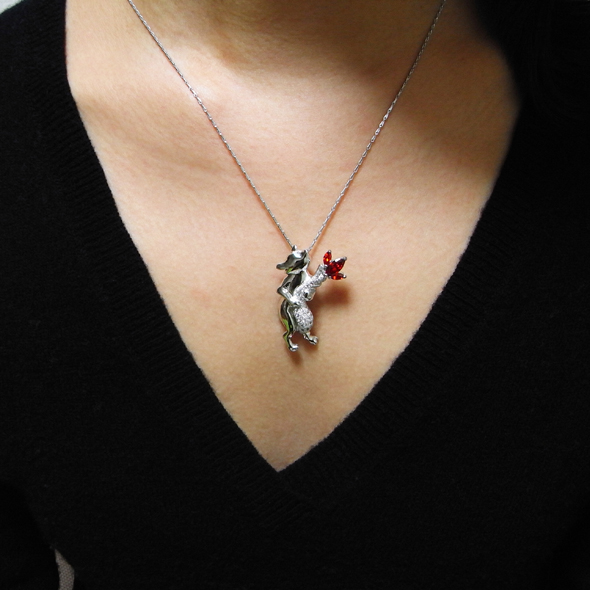 GIGA「戯ける(おどける)」 ロジウムカラー ペンダント着用図 SV925 キュービックジルコニア 写真6