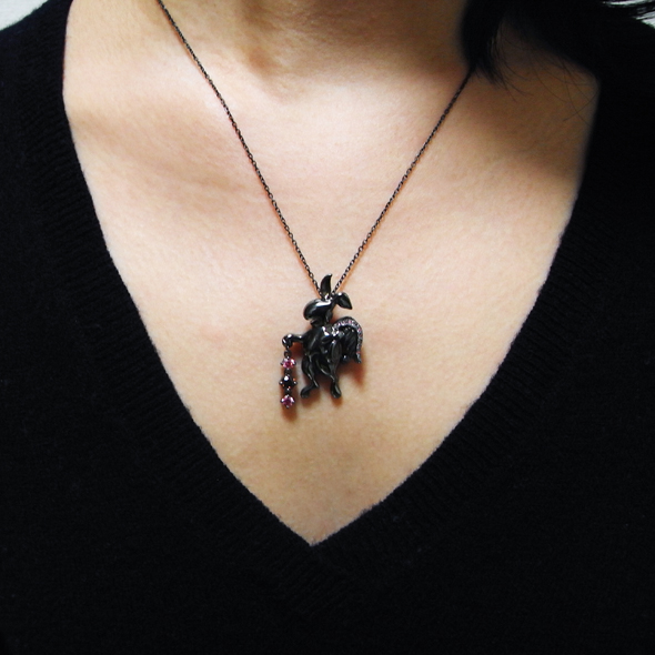 GIGA「照らす(てらす)」 ルテニウムブラック ペンダント着用図 SV925 キュービックジルコニア 写真5