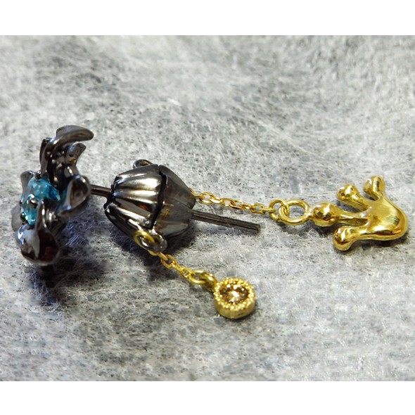 カエルの手とお花の二面性ピアス