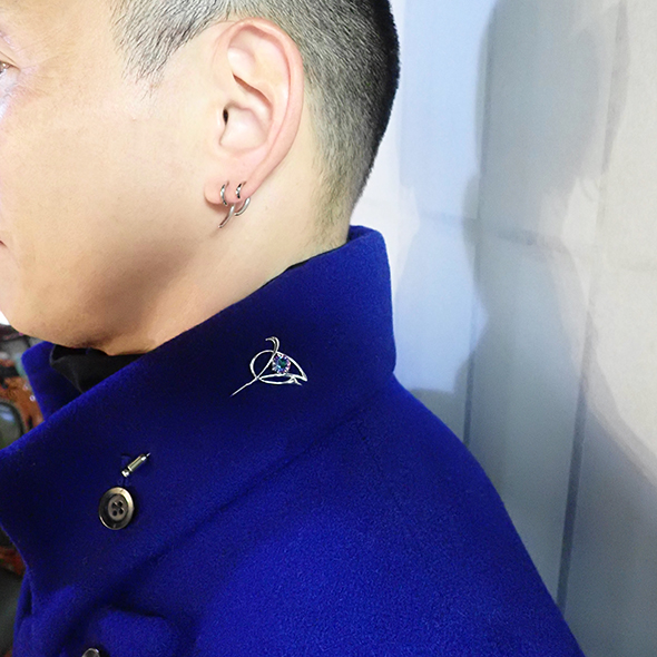 ミスティッククォーツのラペルピン 着用図 SV925 ミスティッククォーツ 洋白 写真4