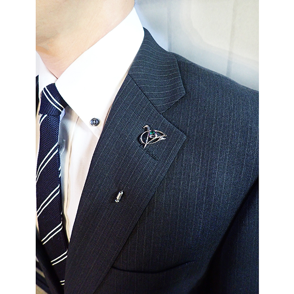 ミスティッククォーツのラペルピン 着用図 SV925 ミスティッククォーツ 洋白 写真2