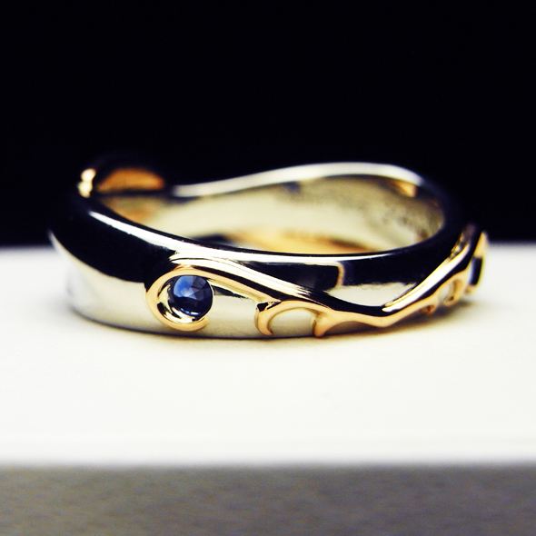 ダイヤモンドとサファイアのコンビマリッジリング 女性用 後ろから見た模様の拡大図 Pt900 K18ピンクゴールド ダイヤモンド サファイア 写真5