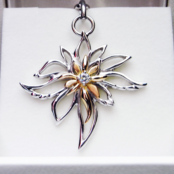 「花」をイメージしたキーホルダー 花の拡大図 K10ピンクゴールド SV925 キュービックジルコニア 写真2