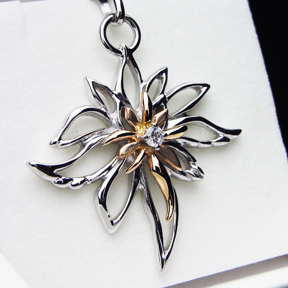 「花」をイメージしたキーホルダー 斜めから見た図 K10ピンクゴールド SV925 キュービックジルコニア 写真3