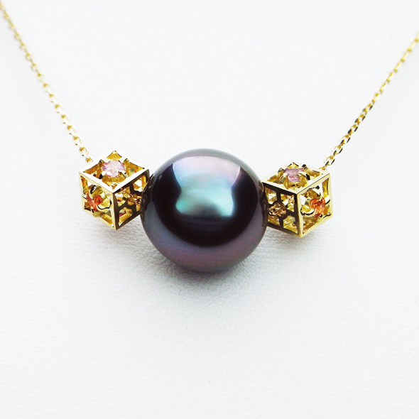 南洋パールとカラーサファイアをあしらったキューブのネックレス