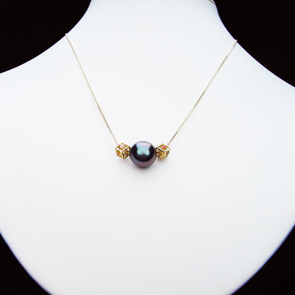 南洋パールとカラーサファイアをあしらったキューブのネックレス