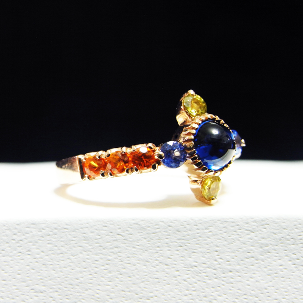 サファイアとマンダリンガーネットの指輪 斜めから見た図 K18ピンクゴールド サファイア カラーサファイア マンダリンガーネット 写真4