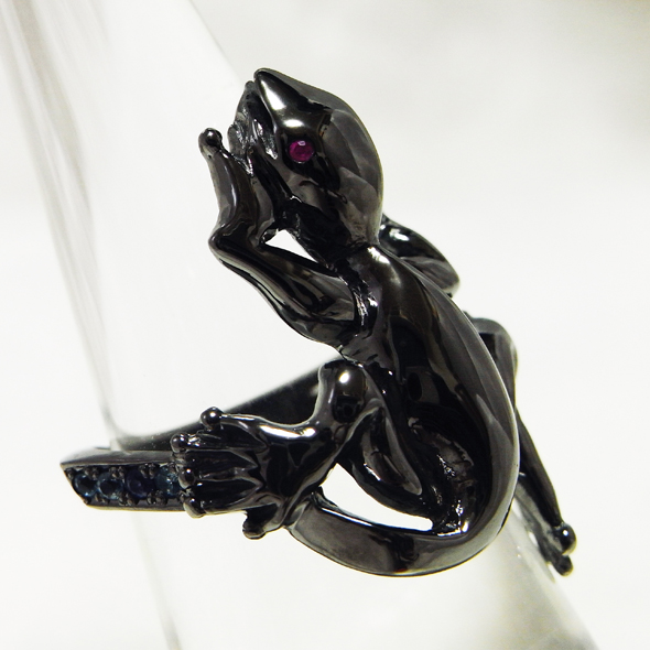 家守(やもり)のリング 斜めから見た図 SV925 ルビー サファイア アクアマリン キュービックジルコニア 写真3