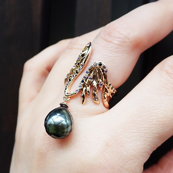 華真珠 raven 着用図 K18ピンクゴールド 華真珠 ブラックダイヤモンド タンザナイト 写真6