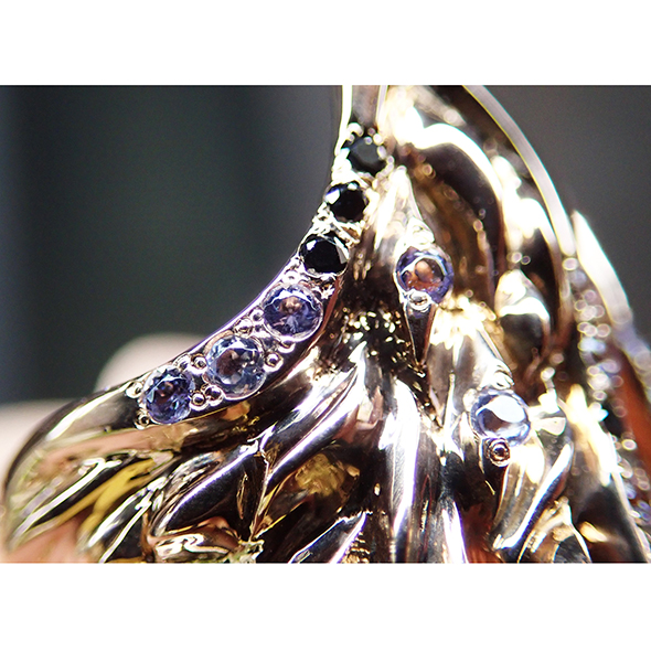 華真珠 raven 羽部分の拡大図 K18ピンクゴールド 華真珠 ブラックダイヤモンド タンザナイト 写真8