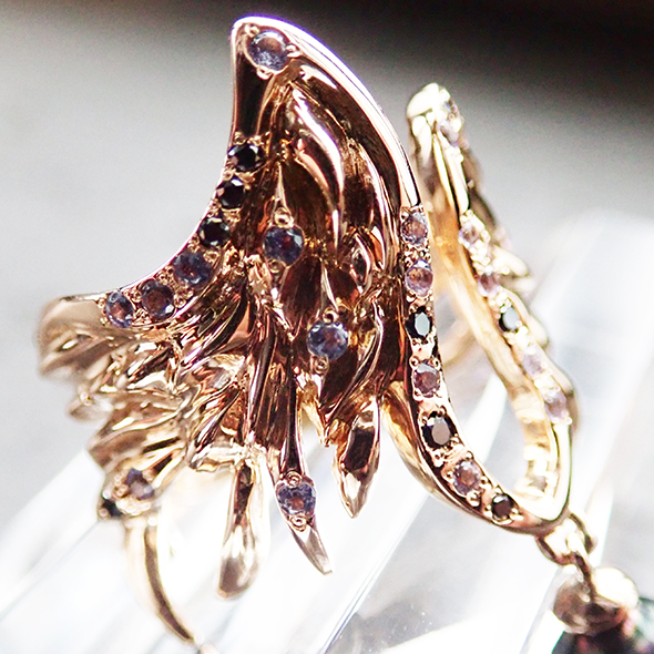 華真珠 raven 羽部分の拡大図 K18ピンクゴールド 華真珠 ブラックダイヤモンド タンザナイト 写真4