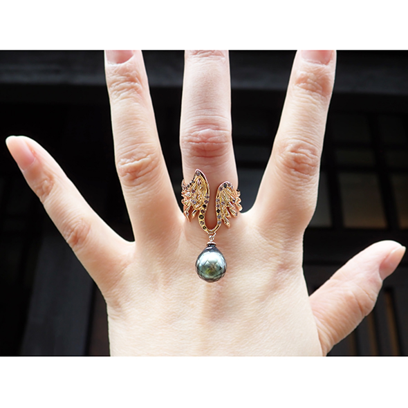 華真珠 raven 着用図 K18ピンクゴールド 華真珠 ブラックダイヤモンド タンザナイト 写真3