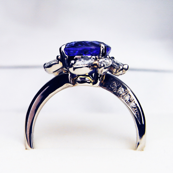 タンザナイトとダイヤモンドのリング
