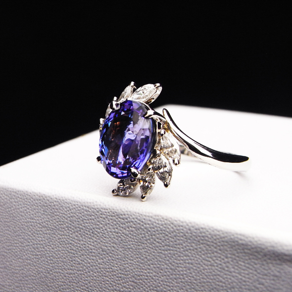 タンザナイトとダイヤモンドのリング