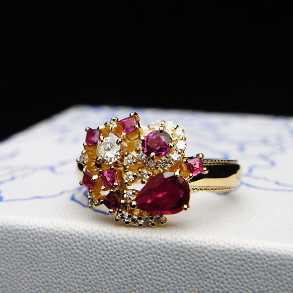 ダイヤモンドとルビーのリング 斜めから見た図 K18イエローゴールド ダイヤモンド ルビー 写真4