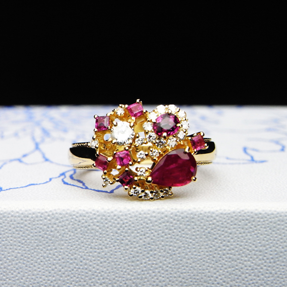 ダイヤモンドとルビーのリング