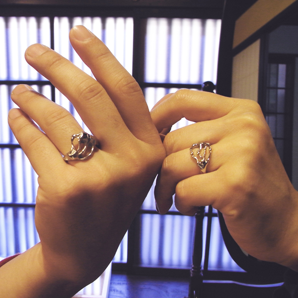 カエルの手のマリッジリング 着用図 Pt900 K18イエローゴールド ブラックダイヤモンド エメラルド 写真3