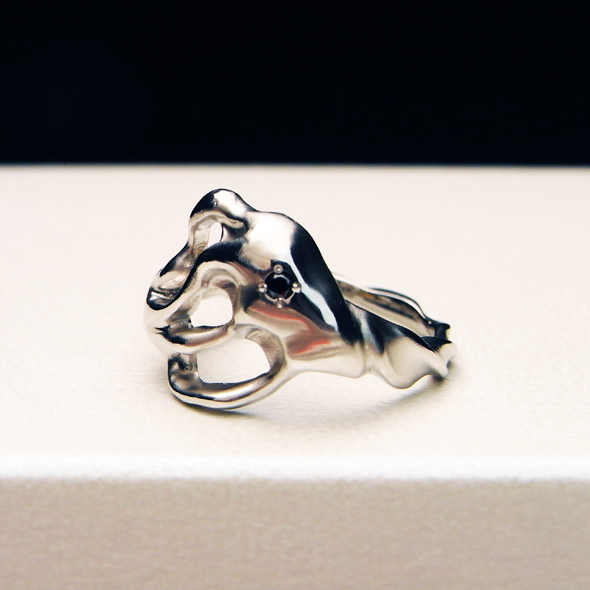 カエルの手のマリッジリング 男性用 斜めから見た図 Pt900 ブラックダイヤモンド エメラルド 写真5