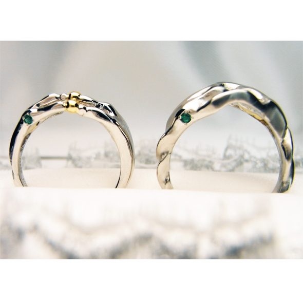 カエルの手のマリッジリング 側面に留めたエメラルド Pt900 K18イエローゴールド エメラルド 写真2