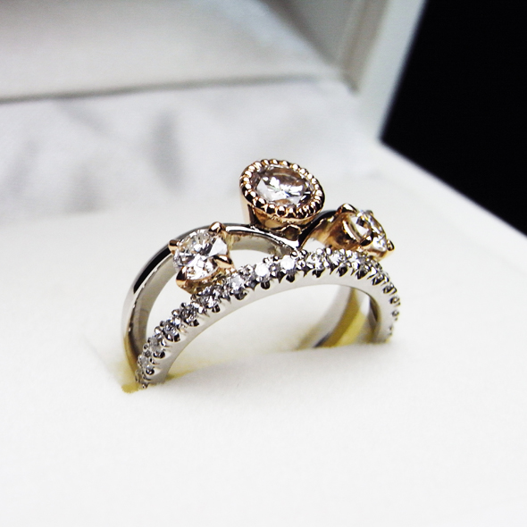 ダイヤモンドのコンビエンゲージリング