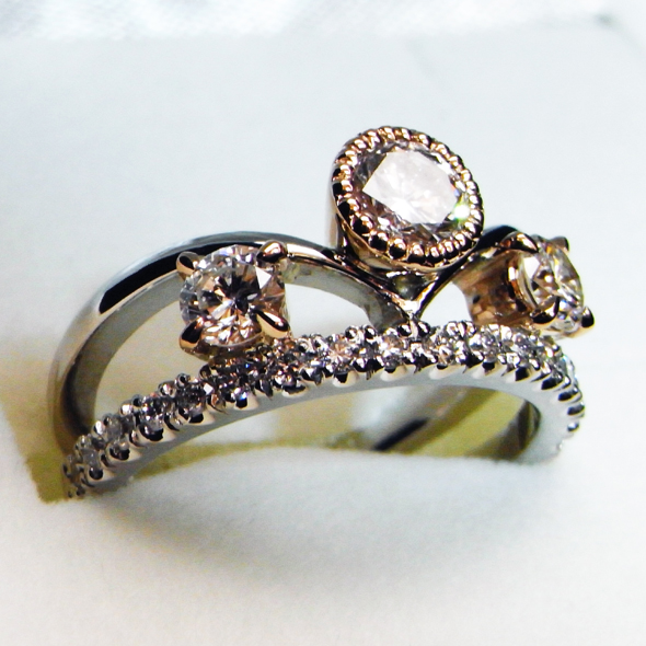 ダイヤモンドのコンビエンゲージリング