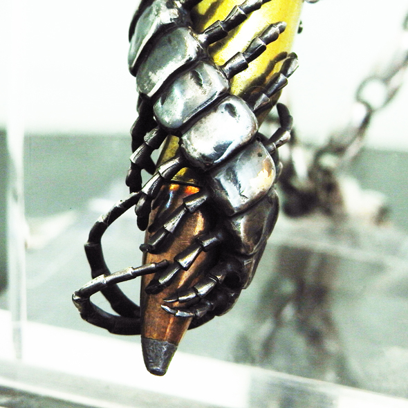 百足（むかで）と弾丸のネックレス