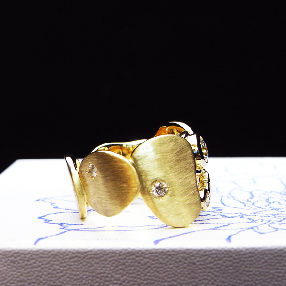 ダイヤモンドとゴールドのエンゲージリング 側面図 K18イエローゴールド ダイヤモンド 写真5