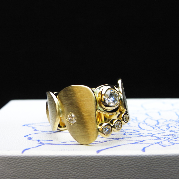 ダイヤモンドとゴールドのエンゲージリング 斜めから見た図 K18イエローゴールド ダイヤモンド 写真3