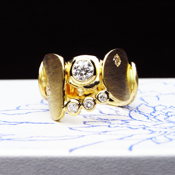 ダイヤモンドとゴールドのエンゲージリング