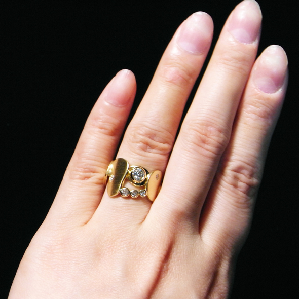 ダイヤモンドとゴールドのエンゲージリング