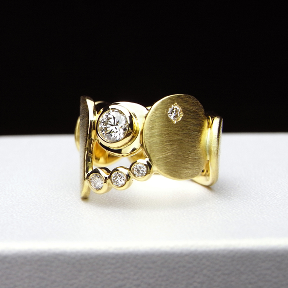 ダイヤモンドとゴールドのエンゲージリング 斜めから見た図 K18イエローゴールド ダイヤモンド 写真2