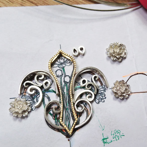 百合の紋章をかたどった帯留め