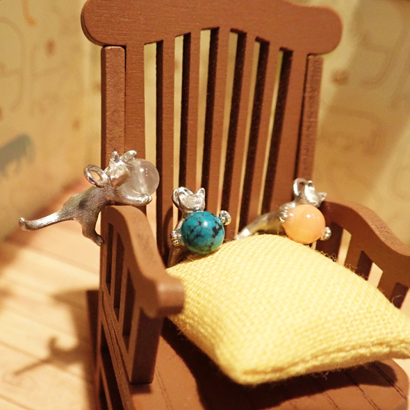 mignon ーこねこー 全体図 SV925 ラブラドライト(ホワイト) ネット入りトルコ石 ピンクサンゴ ネックレス ねこモチーフ 写真3