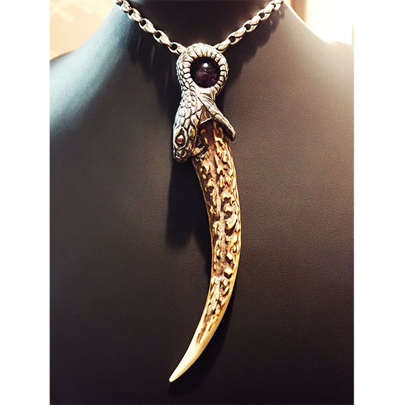 鹿の角を咥えた蛇のペンダント