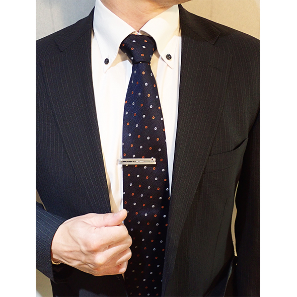 ゲーム機をかたどったネクタイピン 着用図 SV925 ルビー ブラックダイヤモンド キュービックジルコニア 写真2