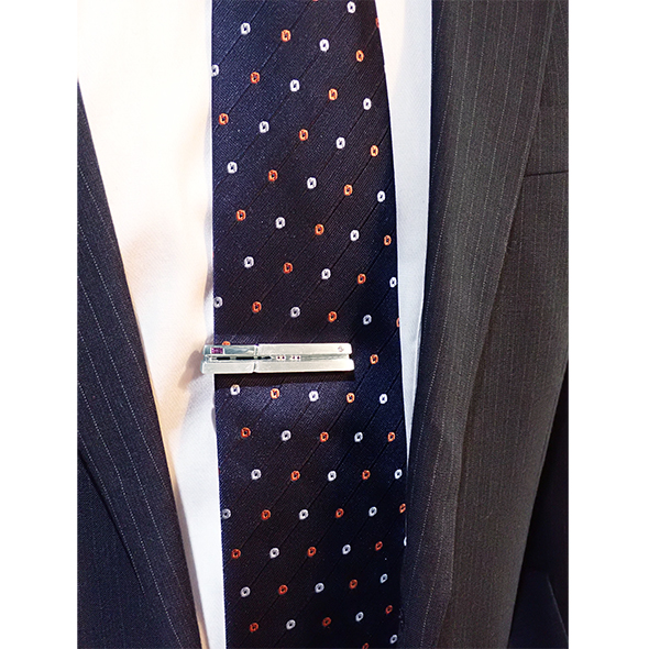 ゲーム機をかたどったネクタイピン 着用図 SV925 アメジスト ブラックダイヤモンド キュービックジルコニア 写真4