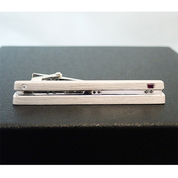 ゲーム機をかたどったネクタイピン