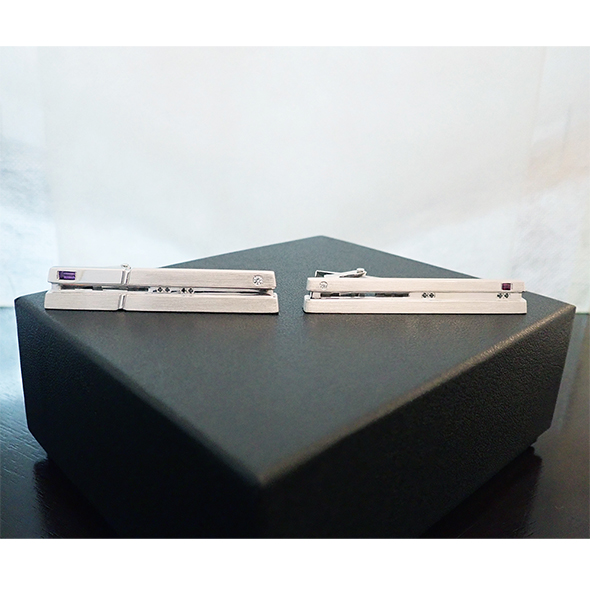 ゲーム機をかたどったネクタイピン