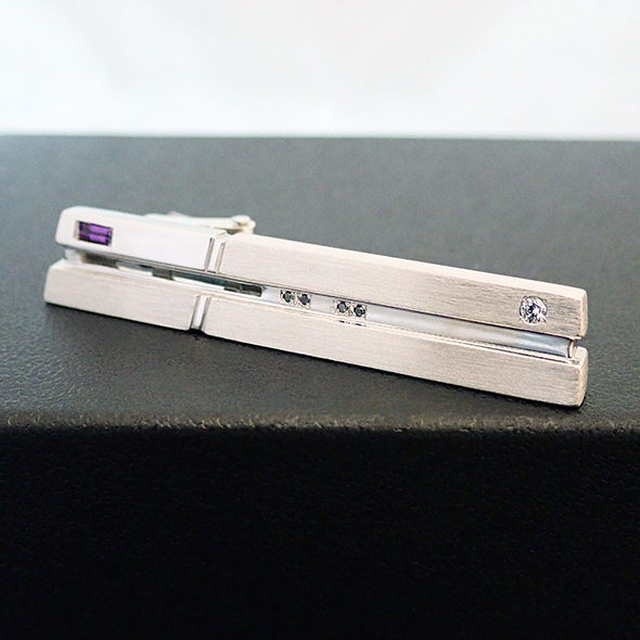 ゲーム機をかたどったネクタイピン 全体図 SV925 アメジスト ブラックダイヤモンド キュービックジルコニア 写真6